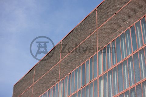 Die Geschichte Zollvereins beginnt in den Pioniertagen des heutigen Ruhrgebiets. Der erste Schacht wurde 1847 abgeteuft, vier Jahre später die erste Kohle gefördert: Vier weitere Anlagen entstanden, die letzte war die Schachtanlage Zollverein XII,  die ab 1932 die Förderung der gesamten Zollverein-Kohle zentral übernahm. 

Die Gebäude der 1928 bis 1932 im Stil der „Neuen Sachlichkeit“ nach Entwürfen der Architekten Fritz Schupp und Martin Kremmer gebauten Anlage sind nach dem Prinzip „Form follows Function“ zum optimalen Ablauf der Kohleförderung und -aufbereitung angeordnet. Trotz Rekordzahlen wie 12.000 Tagestonnen verwertbarer Steinkohle machte das Ende der Schwerindustrie auch vor Zollverein nicht Halt. Am 23. Dezember 1986 fuhr die letzte Schicht ein. An diesem Tag stand die Zeche bereits unter Denkmalschutz, 1990 begannen die Sanierungsarbeiten und seit 2001 sind Zeche und Kokerei Zollverein UNESCO-Welterbe. Mit dem Denkmalpfad ZOLLVEREIN®, dem Ruhr Museum und dem Red Dot Design Museum sind auf Schacht XII drei der beliebtesten Touristenziele der Region angesiedelt. Das Doppelbock-Fördergerüst der Schachtanlage ist heute ein Wahrzeichen für das gesamte Ruhrgebiet. 

Die Architekten Fritz Schupp und Martin Kremmer wählten für die Konstruktion der Gebäude auf Schacht XII die Stahlskelettbauweise mit den Materialien Ziegel, Stahl und Drahtglas. Die Außenwände sind von der tragenden Funktion befreit – für die Statik sorgen Stahlportalrahmen im Inneren der Gebäude. Die horizontal, vertikal oder diagonal angeordneten Fensterbänder deuten von außen die Ebenen und Funktions- bzw. Produktionsverläufe an.

Areal A [Schacht XII]
