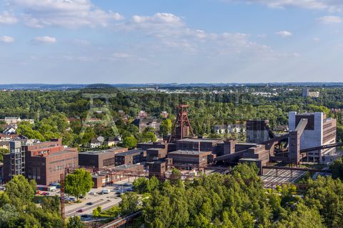 Die Geschichte Zollvereins beginnt in den Pioniertagen des heutigen Ruhrgebiets. Der erste Schacht wurde 1847 abgeteuft, vier Jahre später die erste Kohle gefördert: Vier weitere Anlagen entstanden, die letzte war die Schachtanlage Zollverein XII,  die ab 1932 die Förderung der gesamten Zollverein-Kohle zentral übernahm. 

Die Gebäude der 1928 bis 1932 im Stil der „Neuen Sachlichkeit“ nach Entwürfen der Architekten Fritz Schupp und Martin Kremmer gebauten Anlage sind nach dem Prinzip „Form follows Function“ zum optimalen Ablauf der Kohleförderung und -aufbereitung angeordnet. Trotz Rekordzahlen wie 12.000 Tagestonnen verwertbarer Steinkohle machte das Ende der Schwerindustrie auch vor Zollverein nicht Halt. Am 23. Dezember 1986 fuhr die letzte Schicht ein. An diesem Tag stand die Zeche bereits unter Denkmalschutz, 1990 begannen die Sanierungsarbeiten und seit 2001 sind Zeche und Kokerei Zollverein UNESCO-Welterbe. Mit dem Denkmalpfad ZOLLVEREIN®, dem Ruhr Museum und dem Red Dot Design Museum sind auf Schacht XII drei der beliebtesten Touristenziele der Region angesiedelt. Das Doppelbock-Fördergerüst der Schachtanlage ist heute ein Wahrzeichen für das gesamte Ruhrgebiet. 

Ort: Areal A [Schacht XII]