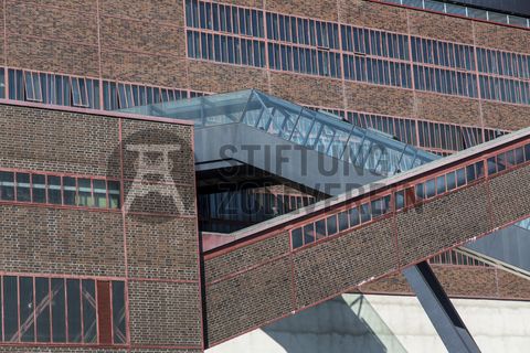 Das größte Übertagegebäude auf Zollverein, die Kohlenwäsche [A14], war zu Betriebszeiten eine Riesenmaschine, die täglich 23.000 Tonnen Rohkohle sortierte und klassierte. Von 2003 bis 2006 wurde sie von dem Office for Metropolitan Architecture (OMA) unter Leitung von Rem Koolhaas und dem Essener Büro Böll & Krabel umfassend saniert. Die Kohlenwäsche ist zentrale Anlaufstelle für Besucher sowie Museumsgebäude des 2010 eröffneten Ruhr Museums und des Portals der Industriekultur. Die oberen Etagen gehören mit den authentisch erhaltenen Übertageanlagen zum Denkmalpfad ZOLLVEREIN®. Auf dem Dach der Kohlenwäsche sind zwei Aussichtsplattformen installiert, die einen Rundblick auf das Gelände und die Region bieten. 

Die beiden 58 Meter langen Rolltreppen an der Kohlenwäsche [A14] befördern die Besucher direkt auf die 24-Meter-Ebene der Kohlenwäsche und von dort wieder nach unten. Die beiden Sonderanfertigungen von ThyssenKrupp Elevator – eine für die Auffahrt, eine für die Abfahrt – orientieren sich an den historischen Bandbrücken. Das Konzept wurde von dem Rotterdamer Office for Metropolitan Architecture (OMA) entwickelt. Eine Fahrt auf einer der beiden höchsten freistehenden Fahrtreppen Deutschlands dauert 90 Sekunden. Highlight: Bei Dunkelheit leuchten die Fahrtreppen orangerot.

Ort: Areal A [Schacht XII], Kohlenwäsche [A14]