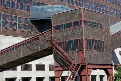 Das größte Übertagegebäude auf Zollverein, die Kohlenwäsche [A14], war zu Betriebszeiten eine Riesenmaschine, die täglich 23.000 Tonnen Rohkohle sortierte und klassierte. Von 2003 bis 2006 wurde sie von dem Office for Metropolitan Architecture (OMA) unter Leitung von Rem Koolhaas und dem Essener Büro Böll & Krabel umfassend saniert. Die Kohlenwäsche ist zentrale Anlaufstelle für Besucher sowie Museumsgebäude des 2010 eröffneten Ruhr Museums und des Portals der Industriekultur. Die oberen Etagen gehören mit den authentisch erhaltenen Übertageanlagen zum Denkmalpfad ZOLLVEREIN®. Auf dem Dach der Kohlenwäsche sind zwei Aussichtsplattformen installiert, die einen Rundblick auf das Gelände und die Region bieten. 

Die beiden 58 Meter langen Rolltreppen an der Kohlenwäsche [A14] befördern die Besucher direkt auf die 24-Meter-Ebene der Kohlenwäsche und von dort wieder nach unten. Die beiden Sonderanfertigungen von ThyssenKrupp Elevator – eine für die Auffahrt, eine für die Abfahrt – orientieren sich an den historischen Bandbrücken. Das Konzept wurde von dem Rotterdamer Office for Metropolitan Architecture (OMA) entwickelt. Eine Fahrt auf einer der beiden höchsten freistehenden Fahrtreppen Deutschlands dauert 90 Sekunden. Highlight: Bei Dunkelheit leuchten die Fahrtreppen orangerot.

Die diagonal und waagerecht zwischen den Gebäuden verlaufenden Bandbrücken sind fester Bestandteil der Gebäudeensembles von Zeche und Kokerei Zollverein. In ihrem Inneren befinden sich Bänder, auf denen die Rohkohle bzw. Kokskohle oder Koks zu den einzelnen Verarbeitungsstufen transportiert wurden. Sie illustrieren sozusagen den Weg der Kohle, neben dem Transportband verlaufen  schmale Wege und Treppe für die Bergleute. Im Gegensatz zu den reinen Mannschaftsbrücken sind die Bandbrücken aus Stahlskelettbauweise mit parallel verlaufenden Fensterbändern geschlossen. 

Ort: Areal A [Schacht XII], Kohlenwäsche [A14]