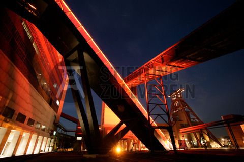 Das größte Übertagegebäude auf Zollverein, die Kohlenwäsche [A14], war zu Betriebszeiten eine Riesenmaschine, die täglich 23.000 Tonnen Rohkohle sortierte und klassierte. Von 2003 bis 2006 wurde sie von dem Office for Metropolitan Architecture (OMA) unter Leitung von Rem Koolhaas und dem Essener Büro Böll & Krabel umfassend saniert. Die Kohlenwäsche ist zentrale Anlaufstelle für Besucher sowie Museumsgebäude des 2010 eröffneten Ruhr Museums und des Portals der Industriekultur. Die oberen Etagen gehören mit den authentisch erhaltenen Übertageanlagen zum Denkmalpfad ZOLLVEREIN®. Auf dem Dach der Kohlenwäsche sind zwei Aussichtsplattformen installiert, die einen Rundblick auf das Gelände und die Region bieten. 

Die beiden 58 Meter langen Rolltreppen an der Kohlenwäsche [A14] befördern die Besucher direkt auf die 24-Meter-Ebene der Kohlenwäsche und von dort wieder nach unten. Die beiden Sonderanfertigungen von ThyssenKrupp Elevator – eine für die Auffahrt, eine für die Abfahrt – orientieren sich an den historischen Bandbrücken. Das Konzept wurde von dem Rotterdamer Office for Metropolitan Architecture (OMA) entwickelt. Eine Fahrt auf einer der beiden höchsten freistehenden Fahrtreppen Deutschlands dauert 90 Sekunden. Highlight: Bei Dunkelheit leuchten die Fahrtreppen orangerot.

Das 55 Meter hohe Doppelbock-Fördergerüst ist das Wahrzeichen der Zeche Zollverein, der Stadt Essen und der gesamten Region: Die als Doppelstrebengerüst in Vollwandbauweise konstruierte Förderanlage ermöglichte eine doppelte Fördermechanik, mittels derer die doppelte Menge Förderwagen bzw. Fördergefäße transportiert werden konnten. Zollverein Schacht XII galt zu Betriebszeiten als die leistungsstärkste Zeche der Welt. 250 Stufen führen auf die oberste Plattform des Gerüstes, deren Seilscheiben sich auch heute noch drehen: Der Schacht wird heute von der RAG AG für die zentrale Wasserhaltung genutzt.

Ort: Areal A [Schacht XII], Kohlenwäsche [A14]