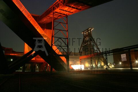 Das größte Übertagegebäude auf Zollverein, die Kohlenwäsche [A14], war zu Betriebszeiten eine Riesenmaschine, die täglich 23.000 Tonnen Rohkohle sortierte und klassierte. Von 2003 bis 2006 wurde sie von dem Office for Metropolitan Architecture (OMA) unter Leitung von Rem Koolhaas und dem Essener Büro Böll & Krabel umfassend saniert. Die Kohlenwäsche ist zentrale Anlaufstelle für Besucher sowie Museumsgebäude des 2010 eröffneten Ruhr Museums und des Portals der Industriekultur. Die oberen Etagen gehören mit den authentisch erhaltenen Übertageanlagen zum Denkmalpfad ZOLLVEREIN®. Auf dem Dach der Kohlenwäsche sind zwei Aussichtsplattformen installiert, die einen Rundblick auf das Gelände und die Region bieten. 

Die beiden 58 Meter langen Rolltreppen an der Kohlenwäsche [A14] befördern die Besucher direkt auf die 24-Meter-Ebene der Kohlenwäsche und von dort wieder nach unten. Die beiden Sonderanfertigungen von ThyssenKrupp Elevator – eine für die Auffahrt, eine für die Abfahrt – orientieren sich an den historischen Bandbrücken. Das Konzept wurde von dem Rotterdamer Office for Metropolitan Architecture (OMA) entwickelt. Eine Fahrt auf einer der beiden höchsten freistehenden Fahrtreppen Deutschlands dauert 90 Sekunden. Highlight: Bei Dunkelheit leuchten die Fahrtreppen orangerot.

Das 55 Meter hohe Doppelbock-Fördergerüst ist das Wahrzeichen der Zeche Zollverein, der Stadt Essen und der gesamten Region: Die als Doppelstrebengerüst in Vollwandbauweise konstruierte Förderanlage ermöglichte eine doppelte Fördermechanik, mittels derer die doppelte Menge Förderwagen bzw. Fördergefäße transportiert werden konnten. Zollverein Schacht XII galt zu Betriebszeiten als die leistungsstärkste Zeche der Welt. 250 Stufen führen auf die oberste Plattform des Gerüstes, deren Seilscheiben sich auch heute noch drehen: Der Schacht wird heute von der RAG AG für die zentrale Wasserhaltung genutzt.

Ort: Areal A [Schacht XII], Kohlenwäsche [A14]
