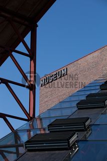 Das größte Übertagegebäude auf Zollverein, die Kohlenwäsche [A14], war zu Betriebszeiten eine Riesenmaschine, die täglich 23.000 Tonnen Rohkohle sortierte und klassierte. Von 2003 bis 2006 wurde sie von dem Office for Metropolitan Architecture (OMA) unter Leitung von Rem Koolhaas und dem Essener Büro Böll & Krabel umfassend saniert. Die Kohlenwäsche ist zentrale Anlaufstelle für Besucher sowie Museumsgebäude des 2010 eröffneten Ruhr Museums und des Portals der Industriekultur. Die oberen Etagen gehören mit den authentisch erhaltenen Übertageanlagen zum Denkmalpfad ZOLLVEREIN®. Auf dem Dach der Kohlenwäsche sind zwei Aussichtsplattformen installiert, die einen Rundblick auf das Gelände und die Region bieten. 

Die beiden 58 Meter langen Rolltreppen an der Kohlenwäsche [A14] befördern die Besucher direkt auf die 24-Meter-Ebene der Kohlenwäsche und von dort wieder nach unten. Die beiden Sonderanfertigungen von ThyssenKrupp Elevator – eine für die Auffahrt, eine für die Abfahrt – orientieren sich an den historischen Bandbrücken. Das Konzept wurde von dem Rotterdamer Office for Metropolitan Architecture (OMA) entwickelt. Eine Fahrt auf einer der beiden höchsten freistehenden Fahrtreppen Deutschlands dauert 90 Sekunden. Highlight: Bei Dunkelheit leuchten die Fahrtreppen orangerot.

Ort: Areal A [Schacht XII], Kohlenwäsche [A14]