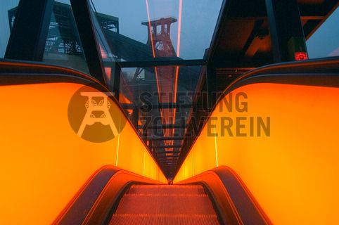 Die beiden 58 Meter langen Rolltreppen an der Kohlenwäsche [A14] befördern die Besucher direkt auf die 24-Meter-Ebene der Kohlenwäsche und von dort wieder nach unten. Die beiden Sonderanfertigungen von ThyssenKrupp Elevator – eine für die Auffahrt, eine für die Abfahrt – orientieren sich an den historischen Bandbrücken. Das Konzept wurde von dem Rotterdamer Office for Metropolitan Architecture (OMA) entwickelt. Eine Fahrt auf einer der beiden höchsten freistehenden Fahrtreppen Deutschlands dauert 90 Sekunden. Highlight: Bei Dunkelheit leuchten die Fahrtreppen orangerot.

Ort: Areal A [Schacht XII], Kohlenwäsche [A14]
