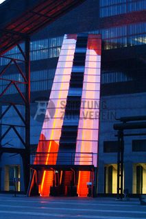 Das größte Übertagegebäude auf Zollverein, die Kohlenwäsche [A14], war zu Betriebszeiten eine Riesenmaschine, die täglich 23.000 Tonnen Rohkohle sortierte und klassierte. Von 2003 bis 2006 wurde sie von dem Office for Metropolitan Architecture (OMA) unter Leitung von Rem Koolhaas und dem Essener Büro Böll & Krabel umfassend saniert. Die Kohlenwäsche ist zentrale Anlaufstelle für Besucher sowie Museumsgebäude des 2010 eröffneten Ruhr Museums und des Portals der Industriekultur. Die oberen Etagen gehören mit den authentisch erhaltenen Übertageanlagen zum Denkmalpfad ZOLLVEREIN®. Auf dem Dach der Kohlenwäsche sind zwei Aussichtsplattformen installiert, die einen Rundblick auf das Gelände und die Region bieten. 

Die beiden 58 Meter langen Rolltreppen an der Kohlenwäsche [A14] befördern die Besucher direkt auf die 24-Meter-Ebene der Kohlenwäsche und von dort wieder nach unten. Die beiden Sonderanfertigungen von ThyssenKrupp Elevator – eine für die Auffahrt, eine für die Abfahrt – orientieren sich an den historischen Bandbrücken. Das Konzept wurde von dem Rotterdamer Office for Metropolitan Architecture (OMA) entwickelt. Eine Fahrt auf einer der beiden höchsten freistehenden Fahrtreppen Deutschlands dauert 90 Sekunden. Highlight: Bei Dunkelheit leuchten die Fahrtreppen orangerot.

Ort: Areal A [Schacht XII], Kohlenwäsche [A14]