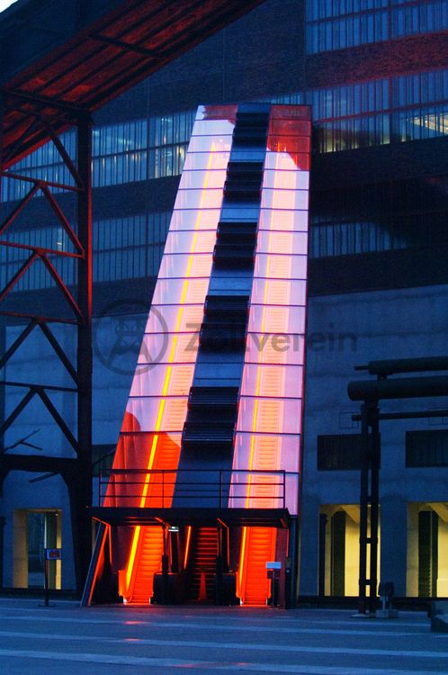 Das größte Übertagegebäude auf Zollverein, die Kohlenwäsche [A14], war zu Betriebszeiten eine Riesenmaschine, die täglich 23.000 Tonnen Rohkohle sortierte und klassierte. Von 2003 bis 2006 wurde sie von dem Office for Metropolitan Architecture (OMA) unter Leitung von Rem Koolhaas und dem Essener Büro Böll & Krabel umfassend saniert. Die Kohlenwäsche ist zentrale Anlaufstelle für Besucher sowie Museumsgebäude des 2010 eröffneten Ruhr Museums und des Portals der Industriekultur. Die oberen Etagen gehören mit den authentisch erhaltenen Übertageanlagen zum Denkmalpfad ZOLLVEREIN®. Auf dem Dach der Kohlenwäsche sind zwei Aussichtsplattformen installiert, die einen Rundblick auf das Gelände und die Region bieten. 

Die beiden 58 Meter langen Rolltreppen an der Kohlenwäsche [A14] befördern die Besucher direkt auf die 24-Meter-Ebene der Kohlenwäsche und von dort wieder nach unten. Die beiden Sonderanfertigungen von ThyssenKrupp Elevator – eine für die Auffahrt, eine für die Abfahrt – orientieren sich an den historischen Bandbrücken. Das Konzept wurde von dem Rotterdamer Office for Metropolitan Architecture (OMA) entwickelt. Eine Fahrt auf einer der beiden höchsten freistehenden Fahrtreppen Deutschlands dauert 90 Sekunden. Highlight: Bei Dunkelheit leuchten die Fahrtreppen orangerot.

Ort: Areal A [Schacht XII], Kohlenwäsche [A14]