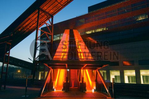 Das größte Übertagegebäude auf Zollverein, die Kohlenwäsche [A14], war zu Betriebszeiten eine Riesenmaschine, die täglich 23.000 Tonnen Rohkohle sortierte und klassierte. Von 2003 bis 2006 wurde sie von dem Office for Metropolitan Architecture (OMA) unter Leitung von Rem Koolhaas und dem Essener Büro Böll & Krabel umfassend saniert. Die Kohlenwäsche ist zentrale Anlaufstelle für Besucher sowie Museumsgebäude des 2010 eröffneten Ruhr Museums und des Portals der Industriekultur. Die oberen Etagen gehören mit den authentisch erhaltenen Übertageanlagen zum Denkmalpfad ZOLLVEREIN®. Auf dem Dach der Kohlenwäsche sind zwei Aussichtsplattformen installiert, die einen Rundblick auf das Gelände und die Region bieten. 

Die beiden 58 Meter langen Rolltreppen an der Kohlenwäsche [A14] befördern die Besucher direkt auf die 24-Meter-Ebene der Kohlenwäsche und von dort wieder nach unten. Die beiden Sonderanfertigungen von ThyssenKrupp Elevator – eine für die Auffahrt, eine für die Abfahrt – orientieren sich an den historischen Bandbrücken. Das Konzept wurde von dem Rotterdamer Office for Metropolitan Architecture (OMA) entwickelt. Eine Fahrt auf einer der beiden höchsten freistehenden Fahrtreppen Deutschlands dauert 90 Sekunden. Highlight: Bei Dunkelheit leuchten die Fahrtreppen orangerot.

Ort: Areal A [Schacht XII], Kohlenwäsche [A14]