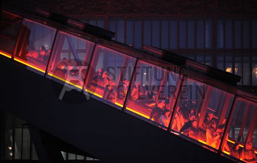 Die beiden 58 Meter langen Rolltreppen an der Kohlenwäsche [A14] befördern die Besucher direkt auf die 24-Meter-Ebene der Kohlenwäsche und von dort wieder nach unten. Die beiden Sonderanfertigungen von ThyssenKrupp Elevator – eine für die Auffahrt, eine für die Abfahrt – orientieren sich an den historischen Bandbrücken. Das Konzept wurde von dem Rotterdamer Office for Metropolitan Architecture (OMA) entwickelt. Eine Fahrt auf einer der beiden höchsten freistehenden Fahrtreppen Deutschlands dauert 90 Sekunden. Highlight: Bei Dunkelheit leuchten die Fahrtreppen orangerot.

Ort: Areal A [Schacht XII], Kohlenwäsche [A14]