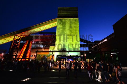 Das größte Übertagegebäude auf Zollverein, die Kohlenwäsche [A14], war zu Betriebszeiten eine Riesenmaschine, die täglich 23.000 Tonnen Rohkohle sortierte und klassierte. Von 2003 bis 2006 wurde sie von dem Office for Metropolitan Architecture (OMA) unter Leitung von Rem Koolhaas und dem Essener Büro Böll & Krabel umfassend saniert. Eine 58 Meter lange Rolltreppe bringt die Besucher heute direkt in das RUHR.VISITORCENTER Essen auf der 24-Meter-Ebene. Die Kohlenwäsche ist zentrale Anlaufstelle für Besucher sowie Museumsgebäude des 2010 eröffneten Ruhr Museums und des Portals der Industriekultur. Die oberen Etagen gehören mit den authentisch erhaltenen Übertageanlagen zum Denkmalpfad ZOLLVEREIN®. Auf dem Dach der Kohlenwäsche sind zwei Aussichtsplattformen installiert, die einen Rundblick auf das Gelände und die Region bieten. 

Der frühere Kokskohlenbunker [A16] befindet sich direkt vor der Kohlenwäsche [A14], ist über Bandbrücken mit ihr verbunden und diente früher zur Zwischenlagerung der Kohle, die auf der Kokerei zu Koks verarbeitet werden sollte. Seit 2010 wird der Kokskohlenbunker für Veranstaltungen und museumspädagogische Angebote des Ruhr Museums genutzt.

Ort: Areal A [Schacht XII], Kohlenwäsche [A14] und Kokskohlenbunker [A16]