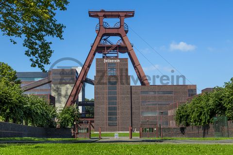Die Geschichte Zollvereins beginnt in den Pioniertagen des heutigen Ruhrgebiets. Der erste Schacht wurde 1847 abgeteuft, vier Jahre später die erste Kohle gefördert: Vier weitere Anlagen entstanden, die letzte war die Schachtanlage Zollverein XII,  die ab 1932 die Förderung der gesamten Zollverein-Kohle zentral übernahm. 

Die Gebäude der 1928 bis 1932 im Stil der „Neuen Sachlichkeit“ nach Entwürfen der Architekten Fritz Schupp und Martin Kremmer gebauten Anlage sind nach dem Prinzip „Form follows Function“ zum optimalen Ablauf der Kohleförderung und -aufbereitung angeordnet. Trotz Rekordzahlen wie 12.000 Tagestonnen verwertbarer Steinkohle machte das Ende der Schwerindustrie auch vor Zollverein nicht Halt. Am 23. Dezember 1986 fuhr die letzte Schicht ein. An diesem Tag stand die Zeche bereits unter Denkmalschutz, 1990 begannen die Sanierungsarbeiten und seit 2001 sind Zeche und Kokerei Zollverein UNESCO-Welterbe. Mit dem Denkmalpfad ZOLLVEREIN®, dem Ruhr Museum und dem Red Dot Design Museum sind auf Schacht XII drei der beliebtesten Touristenziele der Region angesiedelt. Das Doppelbock-Fördergerüst der Schachtanlage ist heute ein Wahrzeichen für das gesamte Ruhrgebiet. 

Das 55 Meter hohe Doppelbock-Fördergerüst ist das Wahrzeichen der Zeche Zollverein, der Stadt Essen und der gesamten Region: Die als Doppelstrebengerüst in Vollwandbauweise konstruierte Förderanlage ermöglichte eine doppelte Fördermechanik, mittels derer die doppelte Menge Förderwagen bzw. Fördergefäße transportiert werden konnten. Zollverein Schacht XII galt zu Betriebszeiten als die leistungsstärkste Zeche der Welt. 250 Stufen führen auf die oberste Plattform des Gerüstes, deren Seilscheiben sich auch heute noch drehen: Der Schacht wird heute von der RAG AG für die zentrale Wasserhaltung genutzt.

Areal A [Schacht XII], Fördergerüst [A1]