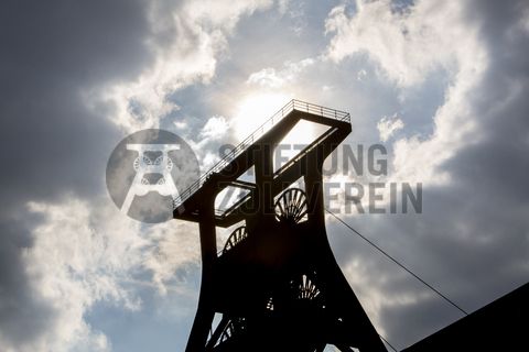 Die Geschichte Zollvereins beginnt in den Pioniertagen des heutigen Ruhrgebiets. Der erste Schacht wurde 1847 abgeteuft, vier Jahre später die erste Kohle gefördert: Vier weitere Anlagen entstanden, die letzte war die Schachtanlage Zollverein XII,  die ab 1932 die Förderung der gesamten Zollverein-Kohle zentral übernahm. 

Die Gebäude der 1928 bis 1932 im Stil der „Neuen Sachlichkeit“ nach Entwürfen der Architekten Fritz Schupp und Martin Kremmer gebauten Anlage sind nach dem Prinzip „Form follows Function“ zum optimalen Ablauf der Kohleförderung und -aufbereitung angeordnet. Trotz Rekordzahlen wie 12.000 Tagestonnen verwertbarer Steinkohle machte das Ende der Schwerindustrie auch vor Zollverein nicht Halt. Am 23. Dezember 1986 fuhr die letzte Schicht ein. An diesem Tag stand die Zeche bereits unter Denkmalschutz, 1990 begannen die Sanierungsarbeiten und seit 2001 sind Zeche und Kokerei Zollverein UNESCO-Welterbe. Mit dem Denkmalpfad ZOLLVEREIN®, dem Ruhr Museum und dem Red Dot Design Museum sind auf Schacht XII drei der beliebtesten Touristenziele der Region angesiedelt. Das Doppelbock-Fördergerüst der Schachtanlage ist heute ein Wahrzeichen für das gesamte Ruhrgebiet. 

Das 55 Meter hohe Doppelbock-Fördergerüst ist das Wahrzeichen der Zeche Zollverein, der Stadt Essen und der gesamten Region: Die als Doppelstrebengerüst in Vollwandbauweise konstruierte Förderanlage ermöglichte eine doppelte Fördermechanik, mittels derer die doppelte Menge Förderwagen bzw. Fördergefäße transportiert werden konnten. Zollverein Schacht XII galt zu Betriebszeiten als die leistungsstärkste Zeche der Welt. 250 Stufen führen auf die oberste Plattform des Gerüstes, deren Seilscheiben sich auch heute noch drehen: Der Schacht wird heute von der RAG AG für die zentrale Wasserhaltung genutzt.

Areal A [Schacht XII], Fördergerüst [A1]