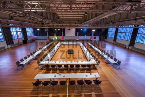 Im Foyer und im großen Saal im Obergeschoss der ehemaligen Lesebandhalle finden heute Kongresse, Messen und Konzerte statt. Bis in die 1960er Jahre lasen hier Bergleute an fünf Lesebändern von Hand die großen Gesteinsstücke aus dem Rohkohlegemisch.

Ort: Areal A [Schacht XII], Halle 12 [A12]