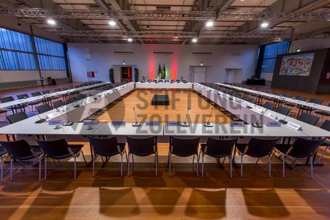 Im Foyer und im großen Saal im Obergeschoss der ehemaligen Lesebandhalle finden heute Kongresse, Messen und Konzerte statt. Bis in die 1960er Jahre lasen hier Bergleute an fünf Lesebändern von Hand die großen Gesteinsstücke aus dem Rohkohlegemisch.

Ort: Areal A [Schacht XII], Halle 12 [A12]