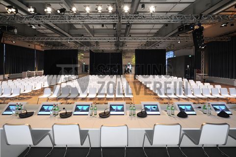 Im Foyer und im großen Saal im Obergeschoss der ehemaligen Lesebandhalle finden heute Kongresse, Messen und Konzerte statt. Bis in die 1960er Jahre lasen hier Bergleute an fünf Lesebändern von Hand die großen Gesteinsstücke aus dem Rohkohlegemisch.

Ort: Areal A [Schacht XII], Halle 12 [A12]