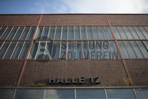 Pause machen im Bistro „Butterzeit!“ und Kunsthandwerk entdecken, wo früher Waggons mit Kohle beladen wurden: Die Ateliers im Erdgeschoss, darunter SchmuckProdukt und die ARKA Kulturwerkstatt, präsentieren neben eigenen Arbeiten auch wechselnde Ausstellungen anderer Künstler. Im Obergeschoss der ehemaligen Lesebandhalle finden heute Kongresse, Messen und Konzerte statt. Bis in die 1960er Jahre lasen hier Bergleute an fünf Lesebändern von Hand die großen Gesteinsstücke aus dem Rohkohlegemisch.

Ort: Areal A [Schacht XII], Halle 12 [A12]
