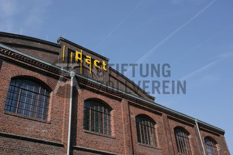 Als ein wichtiger Dreh- und Angelpunkt für zeitgenössische Tanz- und Performancekunst ist PACT Zollverein (Performing Arts Choreographisches Zentrum NRW Tanzlandschaft Ruhr) Initiator, Motor und Bühne zugleich. Wo heute internationale Künstler auftreten, wuschen sich von 1906 bis 1986 täglich Tausende von Bergleuten nach der Schicht den Kohlenstaub ab. Im Jahr 2000 wurde das denkmalgeschützte Gebäude der ehemaligen Waschkaue [B45] von dem Architekten Christoph Mäckler saniert und für die Nutzung durch den neuen Eigentümer PACT Zollverein behutsam umgebaut.

Areal B [Schacht 1/2/8], Waschkaue [B45]