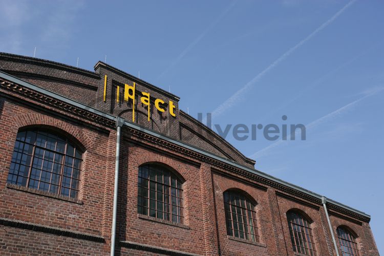 Als ein wichtiger Dreh- und Angelpunkt für zeitgenössische Tanz- und Performancekunst ist PACT Zollverein (Performing Arts Choreographisches Zentrum NRW Tanzlandschaft Ruhr) Initiator, Motor und Bühne zugleich. Wo heute internationale Künstler auftreten, wuschen sich von 1906 bis 1986 täglich Tausende von Bergleuten nach der Schicht den Kohlenstaub ab. Im Jahr 2000 wurde das denkmalgeschützte Gebäude der ehemaligen Waschkaue [B45] von dem Architekten Christoph Mäckler saniert und für die Nutzung durch den neuen Eigentümer PACT Zollverein behutsam umgebaut.

Areal B [Schacht 1/2/8], Waschkaue [B45]