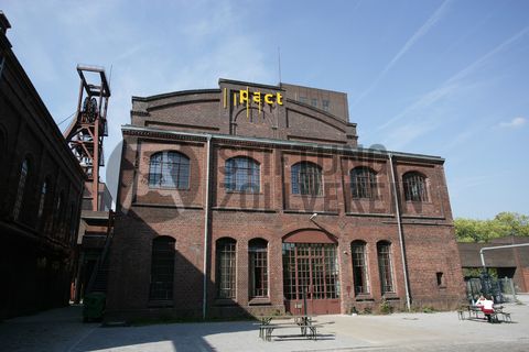 Als ein wichtiger Dreh- und Angelpunkt für zeitgenössische Tanz- und Performancekunst ist PACT Zollverein (Performing Arts Choreographisches Zentrum NRW Tanzlandschaft Ruhr) Initiator, Motor und Bühne zugleich. Wo heute internationale Künstler auftreten, wuschen sich von 1906 bis 1986 täglich Tausende von Bergleuten nach der Schicht den Kohlenstaub ab. Im Jahr 2000 wurde das denkmalgeschützte Gebäude der ehemaligen Waschkaue [B45] von dem Architekten Christoph Mäckler saniert und für die Nutzung durch den neuen Eigentümer PACT Zollverein behutsam umgebaut.

Areal B [Schacht 1/2/8], Waschkaue [B45]