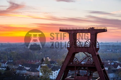 Die Geschichte Zollvereins beginnt in den Pioniertagen des heutigen Ruhrgebiets. Der erste Schacht wurde 1847 abgeteuft, vier Jahre später die erste Kohle gefördert: Vier weitere Anlagen entstanden, die letzte war die Schachtanlage Zollverein XII,  die ab 1932 die Förderung der gesamten Zollverein-Kohle zentral übernahm. 

Die Gebäude der 1928 bis 1932 im Stil der „Neuen Sachlichkeit“ nach Entwürfen der Architekten Fritz Schupp und Martin Kremmer gebauten Anlage sind nach dem Prinzip „Form follows Function“ zum optimalen Ablauf der Kohleförderung und -aufbereitung angeordnet. Trotz Rekordzahlen wie 12.000 Tagestonnen verwertbarer Steinkohle machte das Ende der Schwerindustrie auch vor Zollverein nicht Halt. Am 23. Dezember 1986 fuhr die letzte Schicht ein. An diesem Tag stand die Zeche bereits unter Denkmalschutz, 1990 begannen die Sanierungsarbeiten und seit 2001 sind Zeche und Kokerei Zollverein UNESCO-Welterbe. Mit dem Denkmalpfad ZOLLVEREIN®, dem Ruhr Museum und dem Red Dot Design Museum sind auf Schacht XII drei der beliebtesten Touristenziele der Region angesiedelt. Das Doppelbock-Fördergerüst der Schachtanlage ist heute ein Wahrzeichen für das gesamte Ruhrgebiet. 

Das 55 Meter hohe Doppelbock-Fördergerüst ist das Wahrzeichen der Zeche Zollverein, der Stadt Essen und der gesamten Region: Die als Doppelstrebengerüst in Vollwandbauweise konstruierte Förderanlage ermöglichte eine doppelte Fördermechanik, mittels derer die doppelte Menge Förderwagen bzw. Fördergefäße transportiert werden konnten. Zollverein Schacht XII galt zu Betriebszeiten als die leistungsstärkste Zeche der Welt. 250 Stufen führen auf die oberste Plattform des Gerüstes, deren Seilscheiben sich auch heute noch drehen: Der Schacht wird heute von der RAG AG für die zentrale Wasserhaltung genutzt.

Areal A [Schacht XII], Fördergerüst [A1]