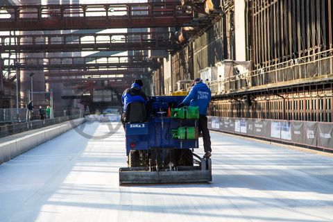 Das große Wasserbecken am ehemaligen Druckmaschinengleis [C74] auf der Kokerei Zollverein verwandelt sich im Winter in die 150 Meter lange ZOLLVEREIN® Eisbahn, die zum Freizeitvergnügen in faszinierender Atmosphäre einlädt. Allabendlich wird die Fläche mit der Installation „Monochromatic Red and Blue“ (1999) von Jonathan Speirs und Mark Major zu einem beeindruckenden Lichtkunstwerk.

Seit Dezember 2014 ist die Eisbahn um eine separate Fläche zum Eisstockschießen ergänzt.

Areal C [Kokerei], Druckmaschinengleis [C74], Kokereiallee, 45141 Essen