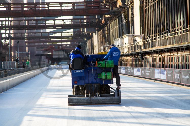 Das große Wasserbecken am ehemaligen Druckmaschinengleis [C74] auf der Kokerei Zollverein verwandelt sich im Winter in die 150 Meter lange ZOLLVEREIN® Eisbahn, die zum Freizeitvergnügen in faszinierender Atmosphäre einlädt. Allabendlich wird die Fläche mit der Installation „Monochromatic Red and Blue“ (1999) von Jonathan Speirs und Mark Major zu einem beeindruckenden Lichtkunstwerk.

Seit Dezember 2014 ist die Eisbahn um eine separate Fläche zum Eisstockschießen ergänzt.

Areal C [Kokerei], Druckmaschinengleis [C74], Kokereiallee, 45141 Essen