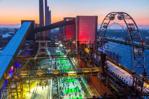 Das große Wasserbecken am ehemaligen Druckmaschinengleis [C74] auf der Kokerei Zollverein verwandelt sich im Winter in die 150 Meter lange ZOLLVEREIN® Eisbahn, die zum Freizeitvergnügen in faszinierender Atmosphäre einlädt. Allabendlich wird die Fläche mit der Installation „Monochromatic Red and Blue“ (1999) von Jonathan Speirs und Mark Major zu einem beeindruckenden Lichtkunstwerk.

Seit Dezember 2014 ist die Eisbahn um eine separate Fläche zum Eisstockschießen ergänzt.

Areal C [Kokerei], Druckmaschinengleis [C74], Kokereiallee, 45141 Essen