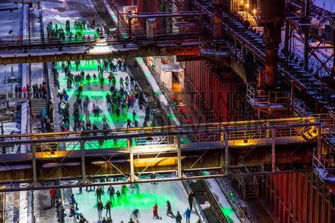 Das große Wasserbecken am ehemaligen Druckmaschinengleis [C74] auf der Kokerei Zollverein verwandelt sich im Winter in die 150 Meter lange ZOLLVEREIN® Eisbahn, die zum Freizeitvergnügen in faszinierender Atmosphäre einlädt. Allabendlich wird die Fläche mit der Installation „Monochromatic Red and Blue“ (1999) von Jonathan Speirs und Mark Major zu einem beeindruckenden Lichtkunstwerk.

Seit Dezember 2014 ist die Eisbahn um eine separate Fläche zum Eisstockschießen ergänzt.

Areal C [Kokerei], Druckmaschinengleis [C74], Kokereiallee, 45141 Essen