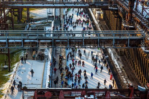 Das große Wasserbecken am ehemaligen Druckmaschinengleis [C74] auf der Kokerei Zollverein verwandelt sich im Winter in die 150 Meter lange ZOLLVEREIN® Eisbahn, die zum Freizeitvergnügen in faszinierender Atmosphäre einlädt. Allabendlich wird die Fläche mit der Installation „Monochromatic Red and Blue“ (1999) von Jonathan Speirs und Mark Major zu einem beeindruckenden Lichtkunstwerk.

Seit Dezember 2014 ist die Eisbahn um eine separate Fläche zum Eisstockschießen ergänzt.

Areal C [Kokerei], Druckmaschinengleis [C74], Kokereiallee, 45141 Essen