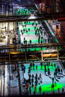 Das große Wasserbecken am ehemaligen Druckmaschinengleis [C74] auf der Kokerei Zollverein verwandelt sich im Winter in die 150 Meter lange ZOLLVEREIN® Eisbahn, die zum Freizeitvergnügen in faszinierender Atmosphäre einlädt. Allabendlich wird die Fläche mit der Installation „Monochromatic Red and Blue“ (1999) von Jonathan Speirs und Mark Major zu einem beeindruckenden Lichtkunstwerk.

Seit Dezember 2014 ist die Eisbahn um eine separate Fläche zum Eisstockschießen ergänzt.

Areal C [Kokerei], Druckmaschinengleis [C74], Kokereiallee, 45141 Essen