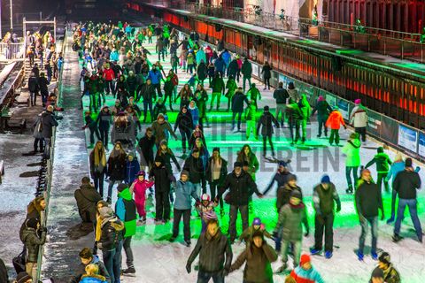 Das große Wasserbecken am ehemaligen Druckmaschinengleis [C74] auf der Kokerei Zollverein verwandelt sich im Winter in die 150 Meter lange ZOLLVEREIN® Eisbahn, die zum Freizeitvergnügen in faszinierender Atmosphäre einlädt. Allabendlich wird die Fläche mit der Installation „Monochromatic Red and Blue“ (1999) von Jonathan Speirs und Mark Major zu einem beeindruckenden Lichtkunstwerk.

Seit Dezember 2014 ist die Eisbahn um eine separate Fläche zum Eisstockschießen ergänzt.

Areal C [Kokerei], Druckmaschinengleis [C74], Kokereiallee, 45141 Essen