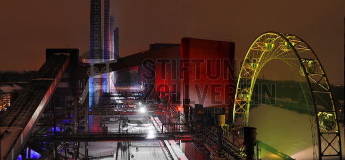 Das große Wasserbecken am ehemaligen Druckmaschinengleis [C74] auf der Kokerei Zollverein verwandelt sich im Winter in die 150 Meter lange ZOLLVEREIN® Eisbahn, die zum Freizeitvergnügen in faszinierender Atmosphäre einlädt. Allabendlich wird die Fläche mit der Installation „Monochromatic Red and Blue“ (1999) von Jonathan Speirs und Mark Major zu einem beeindruckenden Lichtkunstwerk.

Seit Dezember 2014 ist die Eisbahn um eine separate Fläche zum Eisstockschießen ergänzt.

Areal C [Kokerei], Druckmaschinengleis [C74], Kokereiallee, 45141 Essen