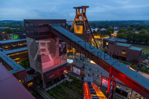 Seit der ersten ExtraSchicht im Jahr 2001 richtet die „Nacht der Industriekultur“ alljährlich ihr Rampenlicht auf die aktuellen und ehemaligen Stätten industrieller Arbeit im Ruhrgebiet. Das UNESCO-Welterbe Zollverein ist seit der ersten Stunde ein wichtiger Spielort für das Veranstaltungshighlight. Die Besucher auf Zollverein erwartet zwischen 18 Uhr und 2 Uhr nachts ein bunter Veranstaltungsmix mit vielen interaktiven Kulturangeboten, Ausstellungen, Musikbeiträgen, Licht- und Kunstinstallationen, Walk Acts und internationalen Straßentheaterinszenierungen. 

Das 55 Meter hohe Doppelbock-Fördergerüst ist das Wahrzeichen der Zeche Zollverein, der Stadt Essen und der gesamten Region: Die als Doppelstrebengerüst in Vollwandbauweise konstruierte Förderanlage ermöglichte eine doppelte Fördermechanik. Dadurch konnte die doppelte Menge an Förderwagen bzw. Fördergefäßen transportiert werden. Zollverein Schacht XII galt zu Betriebszeiten als die leistungsstärkste Zeche der Welt. 250 Stufen führen auf die oberste Plattform des Gerüstes, deren Seilscheiben sich auch heute noch manchmal drehen: Der Schacht wird von der RAG AG für die zentrale Wasserhaltung genutzt.

Areal A [Schacht XII], Fördergerüst [A1]

Das größte Übertagegebäude auf Zollverein, die Kohlenwäsche [A14], war zu Betriebszeiten eine Riesenmaschine: Täglich wurden dort 23.000 Tonnen Rohkohle sortiert und klassiert. Von 2003 bis 2006 wurde die Kohlenwäsche vom Office for Metropolitan Architecture (OMA) unter Leitung von Rem Koolhaas und dem Essener Büro Böll & Krabel umfassend saniert und für die spätere Nutzung vorbereitet. 

Eine 58 Meter lange Rolltreppe bringt die Besucher heute direkt in das RUHR.VISITORCENTER Essen auf der 24-Meter-Ebene. 2010 eröffnete das Ruhr Museum in der Kohlenwäsche, das in drei Etagen eine Dauerausstellung zu den Kategorien Gegenwart – Gedächtnis – Geschichte präsentiert. Die oberen Etagen gehören mit den authentisch erhaltenen Übertageanlagen zum Denkmalpfad ZOLLVEREIN®. Auf dem Dach der Kohlenwäsche sind zwei Aussichtsplattformen installiert, die einen Rundblick auf das Gelände und die Region bieten. Das Portal der Industriekultur informiert über industriekulturelle Angebote im Ruhrgebiet und in Nordrhein-Westfalen.

Areal A [Schacht XII], Kohlenwäsche [A14]