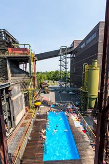 Das Werksschwimmbad ist eine sogenannte künstlerische Intervention der Frankfurter Künstler Dirk Paschke (geb. 1969) und Daniel Milohnic (geb. 1969), das sie 2001 im Rahmen des Kunstprojekts „Zeitgenössische Kunst und Kritik“ gemeinsam erschufen. Das 2,4 x 12 x 5 Meter große Becken besteht aus zwei auseinander geschnittenen und neu verschweißten Überseecontainern und fasst 130 Kubikmeter Wasser. Als „soziale Skulptur“ thematisiert der Pool den Strukturwandel im Ruhrgebiet. Gleichzeitig bietet er ein attraktives Freizeitangebot. Das Schwimmbad ist in den Sommerferien ein beliebter Treffpunkt für Kinder und Jugendliche im Essener Norden.

Areal C [Kokerei], Werksschwimmbad [C75]