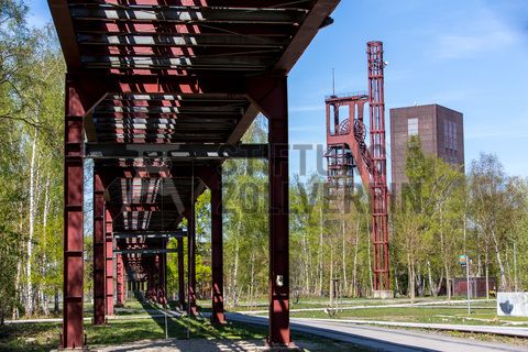 Die 1851 in Betrieb genommene Gründerschachtanlage 1/2/8 ist die älteste Schachtanlage der Zeche Zollverein. Die vorhandenen Ziegelmassivbauten stammen aus dem ersten Jahrzehnt des 20. Jahrhunderts, sämtliche Erweiterungsbauten nach 1932 wurden im architektonischen Stil der Schachtanlage Zollverein XII errichtet. Auf Schacht 1/2/8 befanden sich mit der Markenkontrolle, Kaue und Lampenstube auch die Sozialräume für die auf Schacht 1/2/8 und Schacht XII tätigen Bergleute. Nach der Stilllegung 1986 wurde die Schachtanlage 1/2/8 saniert. In der ehemaligen Maschinenhalle befindet sich heute der Kunstschacht Zollverein, in der einstigen Waschkaue die renommierte Kulturinstitution PACT Zollverein. 2000 wurde die Schachtanlage 1/2/8 in die Denkmalliste der Stadt Essen aufgenommen und gehört seit 2001 zum UNESCO-Welterbe. 

Der Förderturm und das Einstrebenfördergerüst wurden über den beiden ersten Zollverein-Schächten errichtet. 1904 und 1954 wurde die Schachtanlage modernisiert, auch die Förderanlagen wurden dabei erneuert.

Die Mannschaftsbrücke führte von der Schachtanlage 1/2/8 zur Schachtanlage XII und war der Verbindungsweg für die Bergleute. Ein Passieren zu ebener Erde war aufgrund des Zugverkehrs nicht möglich. Heute ist die Brücke Teil des Denkmalpfads ZOLLVEREIN® und öffentlich zugänglich.

Areal B [Schacht 1/2/8], Fördergerüst [B40] und Förderturm [B41]