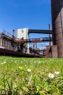 Die Kokerei Zollverein wurde von 1957 bis 1961 nach Plänen des Architekten Fritz Schupp gebaut, nach Erweiterungsarbeiten war sie ab 1973 die größte Zentralkokerei Europas. Täglich waren bis zu 1.000 Koker rund um die Uhr im Einsatz, bis zu 8.600 Tonnen Koks wurden pro Tag produziert. 1993 wurde die Kokerei stillgelegt, im Jahr 2000 in die Denkmalliste der Stadt Essen aufgenommen, seit 2001 gehört sie zum UNESCO-Welterbe. 2010 ist die Kokerei in den Besitz der Stiftung Zollverein übergegangen. Die „schwarze Seite“ der Kokerei, die den Bereich der Koksproduktion bezeichnet, kann bei einer Führung durch den Denkmalpfad ZOLLVEREIN® besichtigt werden.

Die 600 Meter langen Koksofenbatterien mit 304 schmalen Koksöfen prägen das Gesicht der sogenannten „schwarzen Seite“ der Kokerei. Die Ofendecke, das Innere der Koksöfen, die Löschgleishalle und weitere Bereiche können Besucher im Rahmen einer Führung im  Denkmalpfad ZOLLVEREIN® entdecken.

Areal C [Kokerei], Koksofenbatterien [C71]