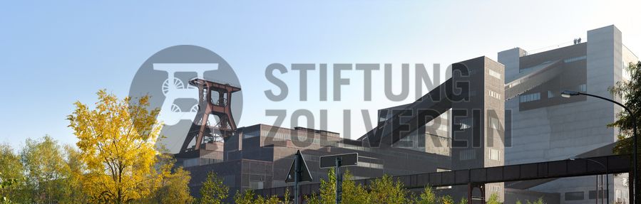 Die Geschichte Zollvereins beginnt in den Pioniertagen des heutigen Ruhrgebiets. Der erste Schacht wurde 1847 abgeteuft, d.h. in die Erde getrieben. Vier Jahre später wurde die erste Kohle gefördert. Im Laufe der Zeit entstanden vier weitere Schachtanlagen. Die letzte war die neue Zentralschachtanlage Zollverein XII, die ab 1932 die gesamte Zollverein-Kohle förderte. 

Noch heute besticht die symmetrische Anordnung der Gebäude auf zwei Blickachsen. Die komplett erhaltenen 20 Einzelgebäude bilden die technischen Arbeits- und Produktionsabläufe nach dem Prinzip „form follows function“ ab. Durchgestaltet bis in die Details der Lampen, Treppengeländer und Türgriffe, ist die Anlage ein komplett erhaltenes Gesamtkunstwerk. Die authentisch erhaltenen Anlagen repräsentieren exemplarisch die soziale, ökonomische, ästhetische und industrielle Geschichte des Kohle- und Stahlzeitalters. 

Trotz Rekordzahlen wie 12.000 Tagestonnen verwertbarer Steinkohle machte das Ende der Schwerindustrie auch vor Zollverein nicht Halt. Am 23. Dezember 1986 fuhr die letzte Schicht ein. An diesem Tag stand die Zeche bereits unter Denkmalschutz, 1990 begannen die Sanierungsarbeiten, seit 2001 sind Zeche und Kokerei Zollverein UNESCO-Welterbe. Mit dem Denkmalpfad ZOLLVEREIN®, dem Ruhr Museum und dem Red Dot Design Museum sind auf Schacht XII drei der beliebtesten Touristenziele der Region. Das Doppelbock-Fördergerüst der Schachtanlage ist heute Wahrzeichen für das gesamte Ruhrgebiet. 

Das 55 Meter hohe Doppelbock-Fördergerüst ist das Wahrzeichen der Zeche Zollverein, der Stadt Essen und der gesamten Region: Die als Doppelstrebengerüst in Vollwandbauweise konstruierte Förderanlage ermöglichte eine doppelte Fördermechanik. Dadurch konnte die doppelte Menge an Förderwagen bzw. Fördergefäßen transportiert werden. Zollverein Schacht XII galt zu Betriebszeiten als die leistungsstärkste Zeche der Welt. 250 Stufen führen auf die oberste Plattform des Gerüstes, deren Seilscheiben sich auch heute noch manchmal drehen: Der Schacht wird von der RAG AG für die zentrale Wasserhaltung genutzt.

Das größte Übertagegebäude auf Zollverein, die Kohlenwäsche [A14], war zu Betriebszeiten eine Riesenmaschine: Täglich wurden dort 23.000 Tonnen Rohkohle sortiert und klassiert. Von 2003 bis 2006 wurde die Kohlenwäsche vom Office for Metropolitan Architecture (OMA) unter Leitung von Rem Koolhaas und dem Essener Büro Böll & Krabel umfassend saniert und für die spätere Nutzung vorbereitet. 

Eine 58 Meter lange Rolltreppe bringt die Besucher heute direkt in das RUHR.VISITORCENTER Essen auf der 24-Meter-Ebene. 2010 eröffnete das Ruhr Museum in der Kohlenwäsche, das in drei Etagen eine Dauerausstellung zu den Kategorien Gegenwart – Gedächtnis – Geschichte präsentiert. Die oberen Etagen gehören mit den authentisch erhaltenen Übertageanlagen zum Denkmalpfad ZOLLVEREIN®. Auf dem Dach der Kohlenwäsche sind zwei Aussichtsplattformen installiert, die einen Rundblick auf das Gelände und die Region bieten. Das Portal der Industriekultur informiert über industriekulturelle Angebote im Ruhrgebiet und in Nordrhein-Westfalen.


Areal A [Schacht XII]