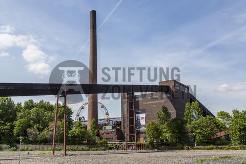 Einer der aufregendsten Orte auf dem Gelände ist die Mischanlage [C70] der Kokerei Zollverein. Umgebaut 1999, eignen sich die Räume seitdem besonders für Veranstaltungen. Früher gelangte die Kohle über Schrägbandbrücken zunächst zur Kopfstation direkt unter dem Dach der viergeschossigen Anlage. Hier wurde sie in Bunkern gelagert und zur Weiterverarbeitung vermengt. Im Erdgeschoss befindet sich die Gastronomie „café & restaurant die kokerei“. Das Gebäude kann heute im Rahmen von Führungen durch den Denkmalpfad ZOLLVEREIN® / Kokerei besichtigt werden und wird als Ausstellungs- und Veranstaltungshalle genutzt.

Die Mischanlage kann für Veranstaltungen angemietet werden. Kontakt: Stiftung Zollverein, Fon +49 201 246 81-355, locations@zollverein.de.

Das Sonnenrad ist ein von dem Architekten und Ausstellungsgestalter Jürg Steiner (geb. 1950) nabenlos konstruiertes Riesenrad mit 14 Gondeln. Besucher erhalten einen Überblick über das Gelände ebenso wie einen Einblick in die aufgeschnittene Koksofenbatterie 9. Das Sonnenrad entstand 1999 anlässlich der Ausstellung 