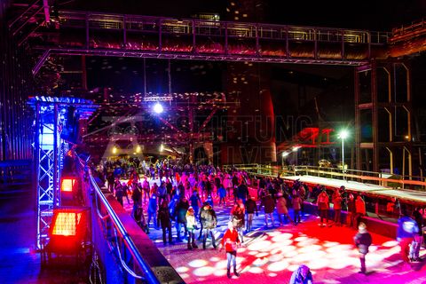 In der Wintersaison tummeln sich an mindestens zwei Abenden Discofans und Schlittschuhläufer auf bei der Eisdisco auf der ZOLLVEREIN® Eisbahn, dem “wahrscheinlich faszinierendsten Ort zum Schlittschuhlaufen bundesweit”. Entlang der Koksöfen, in denen einst Kohle bei 1.000 Grad Celsius zu Koks gebacken wurde, erstreckt sich im Winter über eine Länge von 150 Meter die ZOLLVEREIN® Eisbahn. Insbesondere am Abend, wenn die 1.800 Quadratmeter große Eisfläche mit der Installation „Monochromatic Red and Blue“ (1999) von Jonathan Speirs und Mark Major zu einem beeindruckenden Lichtkunstwerk.in atmosphärisches Licht getaucht wird, verspricht das Schlittschuhlaufen vor der beeindruckenden Kulisse der Kokerei Zollverein ein einzigartiges Erlebnis.

Areal C [Kokerei], Druckmaschinengleis [C74]