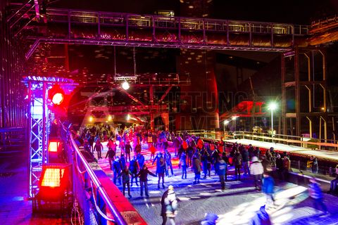 In der Wintersaison tummeln sich an mindestens zwei Abenden Discofans und Schlittschuhläufer auf bei der Eisdisco auf der ZOLLVEREIN® Eisbahn, dem “wahrscheinlich faszinierendsten Ort zum Schlittschuhlaufen bundesweit”. Entlang der Koksöfen, in denen einst Kohle bei 1.000 Grad Celsius zu Koks gebacken wurde, erstreckt sich im Winter über eine Länge von 150 Meter die ZOLLVEREIN® Eisbahn. Insbesondere am Abend, wenn die 1.800 Quadratmeter große Eisfläche mit der Installation „Monochromatic Red and Blue“ (1999) von Jonathan Speirs und Mark Major zu einem beeindruckenden Lichtkunstwerk.in atmosphärisches Licht getaucht wird, verspricht das Schlittschuhlaufen vor der beeindruckenden Kulisse der Kokerei Zollverein ein einzigartiges Erlebnis.

Areal C [Kokerei], Druckmaschinengleis [C74]