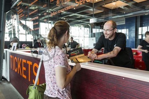 Das größte Übertagegebäude auf Zollverein, die Kohlenwäsche [A14], war zu Betriebszeiten eine Riesenmaschine: Täglich wurden dort 23.000 Tonnen Rohkohle sortiert und klassiert. Von 2003 bis 2006 wurde die Kohlenwäsche vom Office for Metropolitan Architecture (OMA) unter Leitung von Rem Koolhaas und dem Essener Büro Böll & Krabel umfassend saniert und für die spätere Nutzung vorbereitet. 

Eine 58 Meter lange Rolltreppe bringt die Besucher heute direkt in das RUHR.VISITORCENTER Essen auf der 24-Meter-Ebene. 2010 eröffnete das Ruhr Museum in der Kohlenwäsche, das in drei Etagen eine Dauerausstellung zu den Kategorien Gegenwart – Gedächtnis – Geschichte präsentiert. Die oberen Etagen gehören mit den authentisch erhaltenen Übertageanlagen zum Denkmalpfad ZOLLVEREIN®. Auf dem Dach der Kohlenwäsche sind zwei Aussichtsplattformen installiert, die einen Rundblick auf das Gelände und die Region bieten. Das Portal der Industriekultur informiert über industriekulturelle Angebote im Ruhrgebiet und in Nordrhein-Westfalen.

Areal A [Schacht XII], Kohlenwäsche [A14]