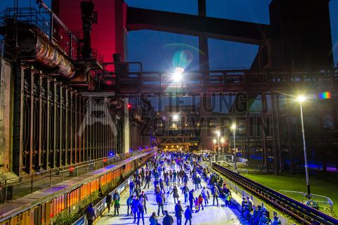 Das große Wasserbecken am ehemaligen Druckmaschinengleis [C74] auf der Kokerei Zollverein verwandelt sich im Winter in die 150 Meter lange ZOLLVEREIN® Eisbahn, die zum Freizeitvergnügen in faszinierender Atmosphäre einlädt. Allabendlich wird die Fläche mit der Installation „Monochromatic Red and Blue“ (1999) von Jonathan Speirs und Mark Major zu einem beeindruckenden Lichtkunstwerk.

Die 600 Meter langen Koksofenbatterien mit 304 schmalen Koksöfen prägen das Gesicht der sogenannten „schwarzen Seite“ der Kokerei. Die Ofendecke, das Innere der Koksöfen, die Löschgleishalle und weitere Bereiche können Besucher im Rahmen einer Führung im  Denkmalpfad ZOLLVEREIN® entdecken.

Areal C [Kokerei], Druckmaschinengleis [C74], Kokereiallee, 45141 Essen