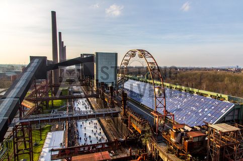 Das große Wasserbecken am ehemaligen Druckmaschinengleis [C74] auf der Kokerei Zollverein verwandelt sich im Winter in die 150 Meter lange ZOLLVEREIN® Eisbahn, die zum Freizeitvergnügen in faszinierender Atmosphäre einlädt. Allabendlich wird die Fläche mit der Installation „Monochromatic Red and Blue“ (1999) von Jonathan Speirs und Mark Major zu einem beeindruckenden Lichtkunstwerk.

Areal C [Kokerei], Druckmaschinengleis [C74], Kokereiallee, 45141 Essen

Die Kokerei Zollverein wurde von 1957 bis 1961 nach Plänen des Architekten Fritz Schupp gebaut, nach Erweiterungsarbeiten war sie ab 1973 die größte Zentralkokerei Europas. Täglich waren bis zu 1.000 Koker rund um die Uhr im Einsatz, bis zu 8.600 Tonnen Koks wurden pro Tag produziert. 1993 wurde die Kokerei stillgelegt, im Jahr 2000 in die Denkmalliste der Stadt Essen aufgenommen, seit 2001 gehört sie zum UNESCO-Welterbe. 2010 ist die Kokerei in den Besitz der Stiftung Zollverein übergegangen. Die „schwarze Seite“ der Kokerei, die den Bereich der Koksproduktion bezeichnet, kann bei einer Führung durch den Denkmalpfad ZOLLVEREIN® besichtigt werden.