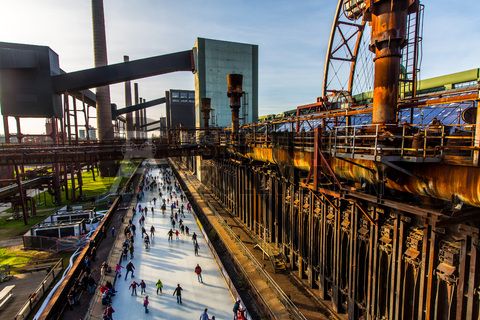 Das große Wasserbecken am ehemaligen Druckmaschinengleis [C74] auf der Kokerei Zollverein verwandelt sich im Winter in die 150 Meter lange ZOLLVEREIN® Eisbahn, die zum Freizeitvergnügen in faszinierender Atmosphäre einlädt. Allabendlich wird die Fläche mit der Installation „Monochromatic Red and Blue“ (1999) von Jonathan Speirs und Mark Major zu einem beeindruckenden Lichtkunstwerk.

Areal C [Kokerei], Druckmaschinengleis [C74], Kokereiallee, 45141 Essen

Die Kokerei Zollverein wurde von 1957 bis 1961 nach Plänen des Architekten Fritz Schupp gebaut, nach Erweiterungsarbeiten war sie ab 1973 die größte Zentralkokerei Europas. Täglich waren bis zu 1.000 Koker rund um die Uhr im Einsatz, bis zu 8.600 Tonnen Koks wurden pro Tag produziert. 1993 wurde die Kokerei stillgelegt, im Jahr 2000 in die Denkmalliste der Stadt Essen aufgenommen, seit 2001 gehört sie zum UNESCO-Welterbe. 2010 ist die Kokerei in den Besitz der Stiftung Zollverein übergegangen. Die „schwarze Seite“ der Kokerei, die den Bereich der Koksproduktion bezeichnet, kann bei einer Führung durch den Denkmalpfad ZOLLVEREIN® besichtigt werden.
