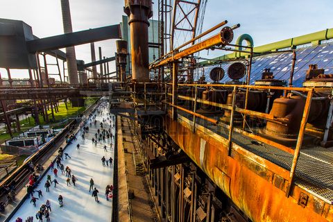 Das große Wasserbecken am ehemaligen Druckmaschinengleis [C74] auf der Kokerei Zollverein verwandelt sich im Winter in die 150 Meter lange ZOLLVEREIN® Eisbahn, die zum Freizeitvergnügen in faszinierender Atmosphäre einlädt. Allabendlich wird die Fläche mit der Installation „Monochromatic Red and Blue“ (1999) von Jonathan Speirs und Mark Major zu einem beeindruckenden Lichtkunstwerk.

Areal C [Kokerei], Druckmaschinengleis [C74], Kokereiallee, 45141 Essen

Die Kokerei Zollverein wurde von 1957 bis 1961 nach Plänen des Architekten Fritz Schupp gebaut, nach Erweiterungsarbeiten war sie ab 1973 die größte Zentralkokerei Europas. Täglich waren bis zu 1.000 Koker rund um die Uhr im Einsatz, bis zu 8.600 Tonnen Koks wurden pro Tag produziert. 1993 wurde die Kokerei stillgelegt, im Jahr 2000 in die Denkmalliste der Stadt Essen aufgenommen, seit 2001 gehört sie zum UNESCO-Welterbe. 2010 ist die Kokerei in den Besitz der Stiftung Zollverein übergegangen. Die „schwarze Seite“ der Kokerei, die den Bereich der Koksproduktion bezeichnet, kann bei einer Führung durch den Denkmalpfad ZOLLVEREIN® besichtigt werden.