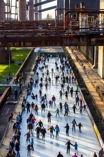 Das große Wasserbecken am ehemaligen Druckmaschinengleis [C74] auf der Kokerei Zollverein verwandelt sich im Winter in die 150 Meter lange ZOLLVEREIN® Eisbahn, die zum Freizeitvergnügen in faszinierender Atmosphäre einlädt. Allabendlich wird die Fläche mit der Installation „Monochromatic Red and Blue“ (1999) von Jonathan Speirs und Mark Major zu einem beeindruckenden Lichtkunstwerk.

Areal C [Kokerei], Druckmaschinengleis [C74], Kokereiallee, 45141 Essen