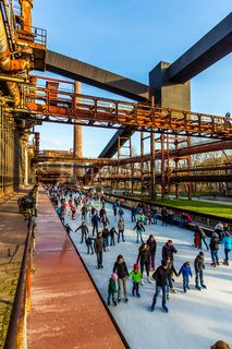 Das große Wasserbecken am ehemaligen Druckmaschinengleis [C74] auf der Kokerei Zollverein verwandelt sich im Winter in die 150 Meter lange ZOLLVEREIN® Eisbahn, die zum Freizeitvergnügen in faszinierender Atmosphäre einlädt. Allabendlich wird die Fläche mit der Installation „Monochromatic Red and Blue“ (1999) von Jonathan Speirs und Mark Major zu einem beeindruckenden Lichtkunstwerk.

Areal C [Kokerei], Druckmaschinengleis [C74], Kokereiallee, 45141 Essen