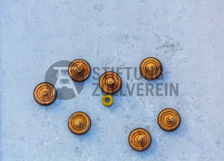 Das große Wasserbecken am ehemaligen Druckmaschinengleis [C74] auf der Kokerei Zollverein verwandelt sich im Winter in die 150 Meter lange ZOLLVEREIN® Eisbahn, die zum Freizeitvergnügen in faszinierender Atmosphäre einlädt. Allabendlich wird die Fläche mit der Installation „Monochromatic Red and Blue“ (1999) von Jonathan Speirs und Mark Major zu einem beeindruckenden Lichtkunstwerk.

Areal C [Kokerei], Druckmaschinengleis [C74], Kokereiallee, 45141 Essen
