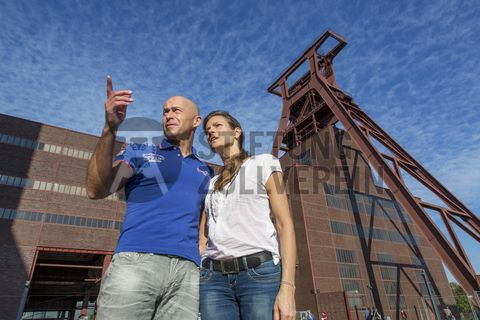 Das 55 Meter hohe Doppelbock-Fördergerüst ist das Wahrzeichen der Zeche Zollverein, der Stadt Essen und der gesamten Region: Die als Doppelstrebengerüst in Vollwandbauweise konstruierte Förderanlage ermöglichte eine doppelte Fördermechanik. Dadurch konnte die doppelte Menge an Förderwagen bzw. Fördergefäßen transportiert werden. Zollverein Schacht XII galt zu Betriebszeiten als die leistungsstärkste Zeche der Welt. 250 Stufen führen auf die oberste Plattform des Gerüstes, deren Seilscheiben sich auch heute noch manchmal drehen: Der Schacht wird von der RAG AG für die zentrale Wasserhaltung genutzt.

Areal A [Schacht XII], Fördergerüst [A1]