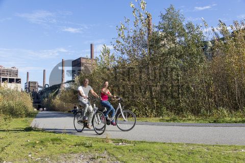 Die 3,5 Kilometer lange Ringpromenade ist Teil des Zollverein Parks und lädt zu einem Spaziergang über das Areal der Zeche und Kokerei ein. Auch Jogger und Fahrradfahrer kommen hier auf ihre Kosten. 

Die Kokerei Zollverein wurde von 1957 bis 1961 nach Plänen des Architekten Fritz Schupp gebaut, nach Erweiterungsarbeiten war sie ab 1973 die größte Zentralkokerei Europas. Täglich waren bis zu 1.000 Koker rund um die Uhr im Einsatz, bis zu 8.600 Tonnen Koks wurden pro Tag produziert. 1993 wurde die Kokerei stillgelegt, im Jahr 2000 in die Denkmalliste der Stadt Essen aufgenommen, seit 2001 gehört sie zum UNESCO-Welterbe. 2010 ist die Kokerei in den Besitz der Stiftung Zollverein übergegangen. Die „schwarze Seite“ der Kokerei, die den Bereich der Koksproduktion bezeichnet, kann bei einer Führung durch den Denkmalpfad ZOLLVEREIN® besichtigt werden.

Areal C [Kokerei]