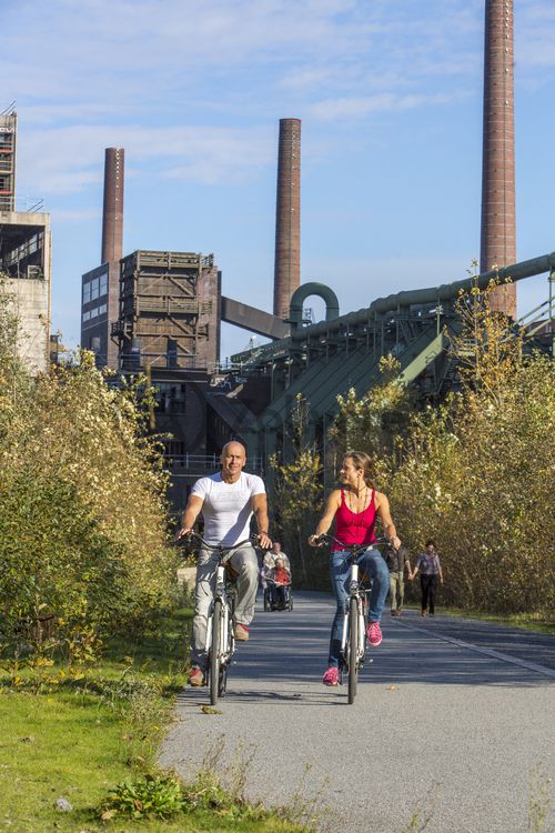 Die 3,5 Kilometer lange Ringpromenade ist Teil des Zollverein Parks und lädt zu einem Spaziergang über das Areal der Zeche und Kokerei ein. Auch Jogger und Fahrradfahrer kommen hier auf ihre Kosten. 

Die Kokerei Zollverein wurde von 1957 bis 1961 nach Plänen des Architekten Fritz Schupp gebaut, nach Erweiterungsarbeiten war sie ab 1973 die größte Zentralkokerei Europas. Täglich waren bis zu 1.000 Koker rund um die Uhr im Einsatz, bis zu 8.600 Tonnen Koks wurden pro Tag produziert. 1993 wurde die Kokerei stillgelegt, im Jahr 2000 in die Denkmalliste der Stadt Essen aufgenommen, seit 2001 gehört sie zum UNESCO-Welterbe. 2010 ist die Kokerei in den Besitz der Stiftung Zollverein übergegangen. Die „schwarze Seite“ der Kokerei, die den Bereich der Koksproduktion bezeichnet, kann bei einer Führung durch den Denkmalpfad ZOLLVEREIN® besichtigt werden.

Areal C [Kokerei]